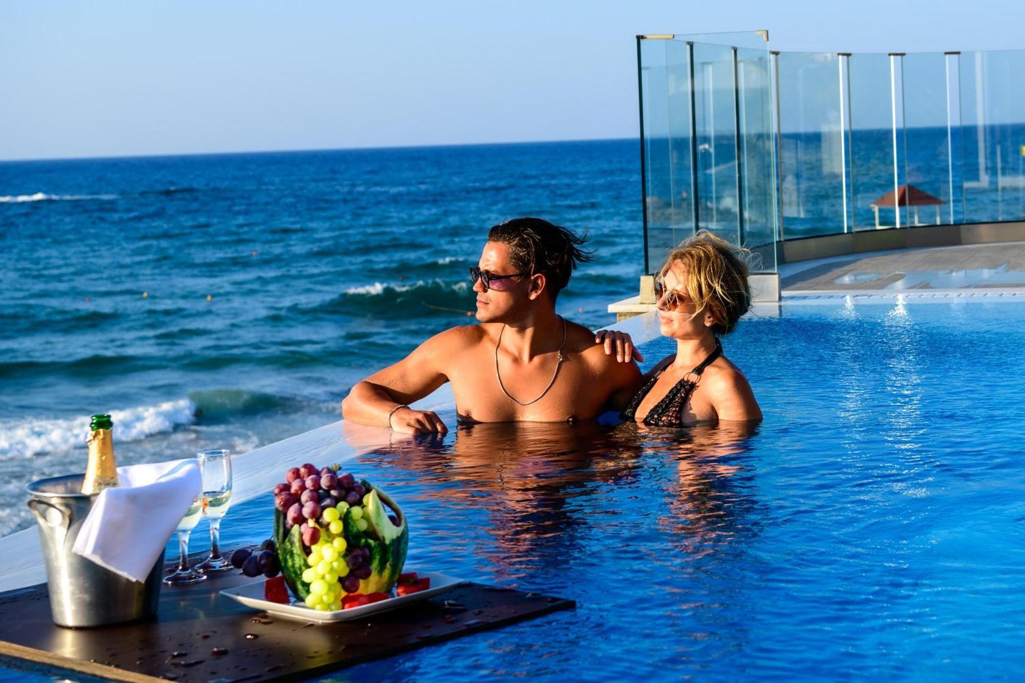 Alexander Beach Hotel & Village Resort Малиа Экстерьер фото