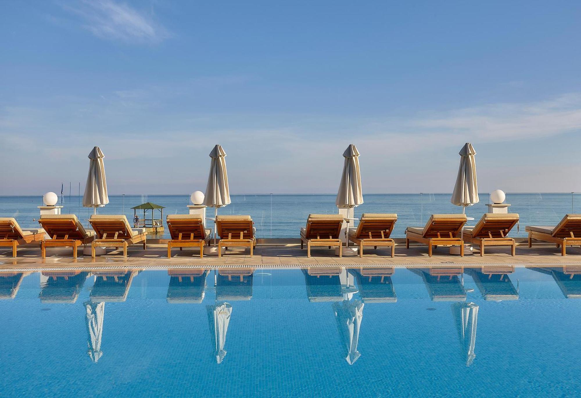 Alexander Beach Hotel & Village Resort Малиа Экстерьер фото